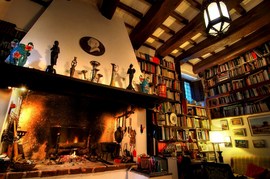 暖炉,作り付けの巨大本棚